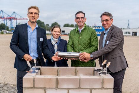 BLG LOGISTICS, BLG investiert rund 25 Millionen Euro in nachhaltige Standortentwicklung im Hamburger Hafen, Mark Gieseke, Geschäftsführer, Gieseke GmbH, Dr. Melanie Leonhard, Senatorin für Wirtschaft und Innovation der Freien und Hansestadt Hamburg, Matthias Magnor, Vorstandsvorsitzender der BLG-Gruppe, und Sven Bröker, Niederlassungsleiter Hamburg bei BLG LOGISTICS.