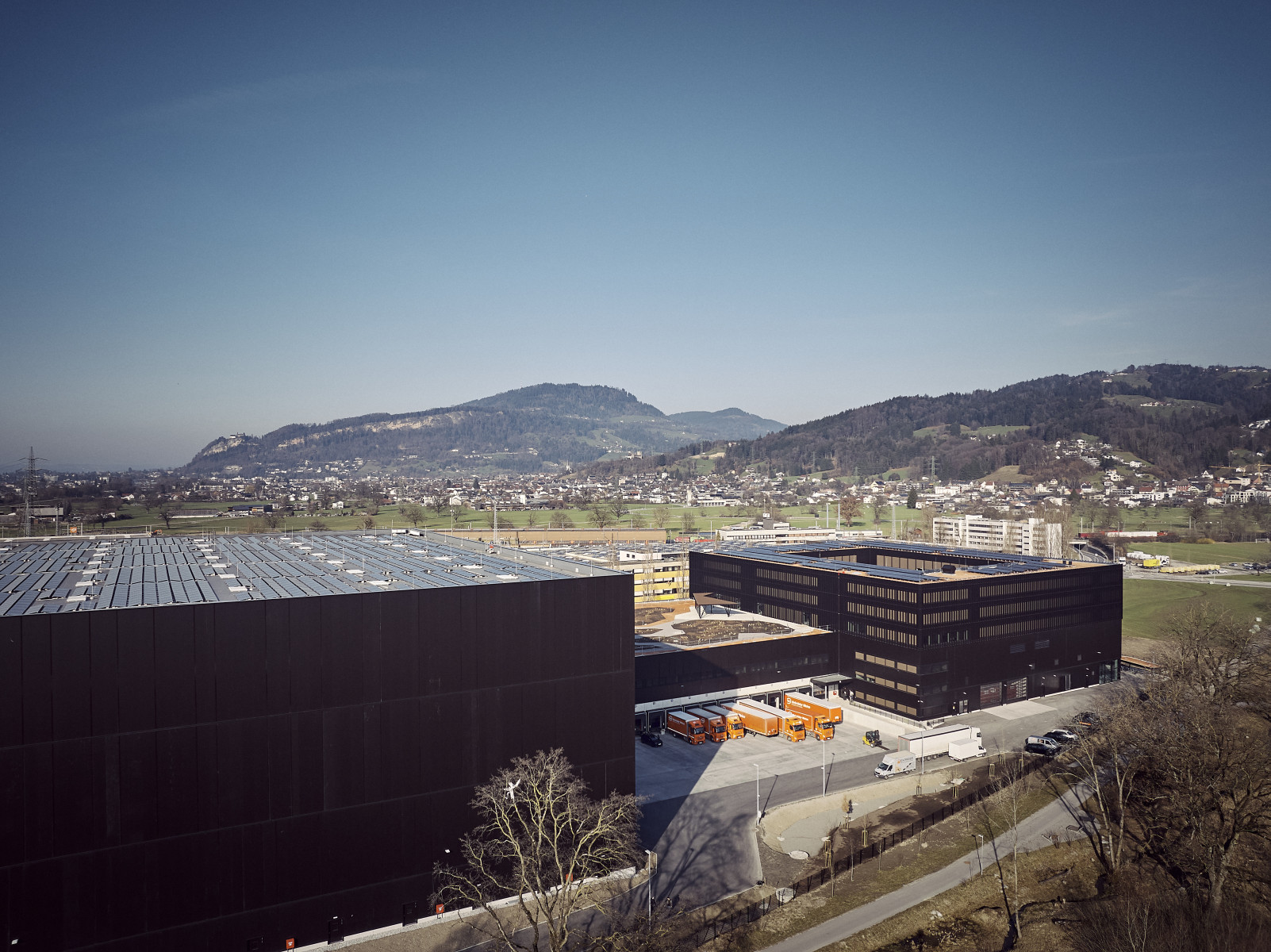 Mit eigenen Photovoltaikanlagen erzeugte Gebrüder Weiss 2025 15.000 Megawattstunden Strom. Hier: die neue Anlage auf dem Logistik- und IT-Center in Wolfurt, Österreich.