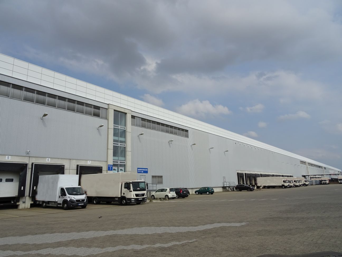 In Pulheim, Nordrhein-Westfahlen, hat Logivest der Maintrans Gruppe rund 9.000 Quadratmeter für Umschlags-, Lager- und Sortierprozesse vermittelt. Copyright: Logivest GmbH.