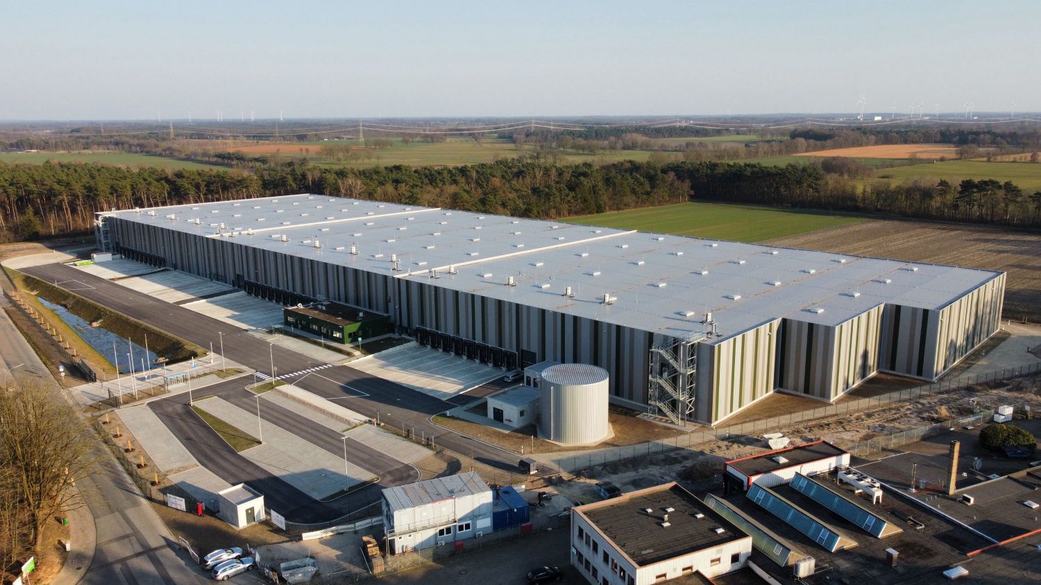 REALOGIS, Außen Ansicht der Logistikimmobilie in Zeven-Aspe, vollständige Vermietung Logistikparks Zeven-Aspe, DGNB-Gold-Zertifizierung