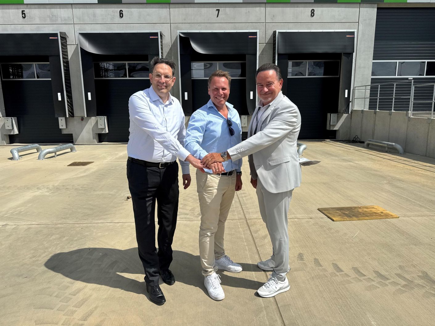 Aconlog , WISAG zeichnet langfristigen Mietvertrag mit Aconlog für Neubau in Viersen-Mackenstein (v.l.n.r.): Magnus Fisch (Kaufmännischer Geschäftsführer, WISAG Logistics Solutions Nord-West GmbH & Co. KG), Oliver Blüher (Geschäftsführer, Aconlog Projektentwicklung GmbH) und Michael Lederer (Geschäftsführer, WISAG Logistics Solutions Nord-West GmbH & Co. KG)