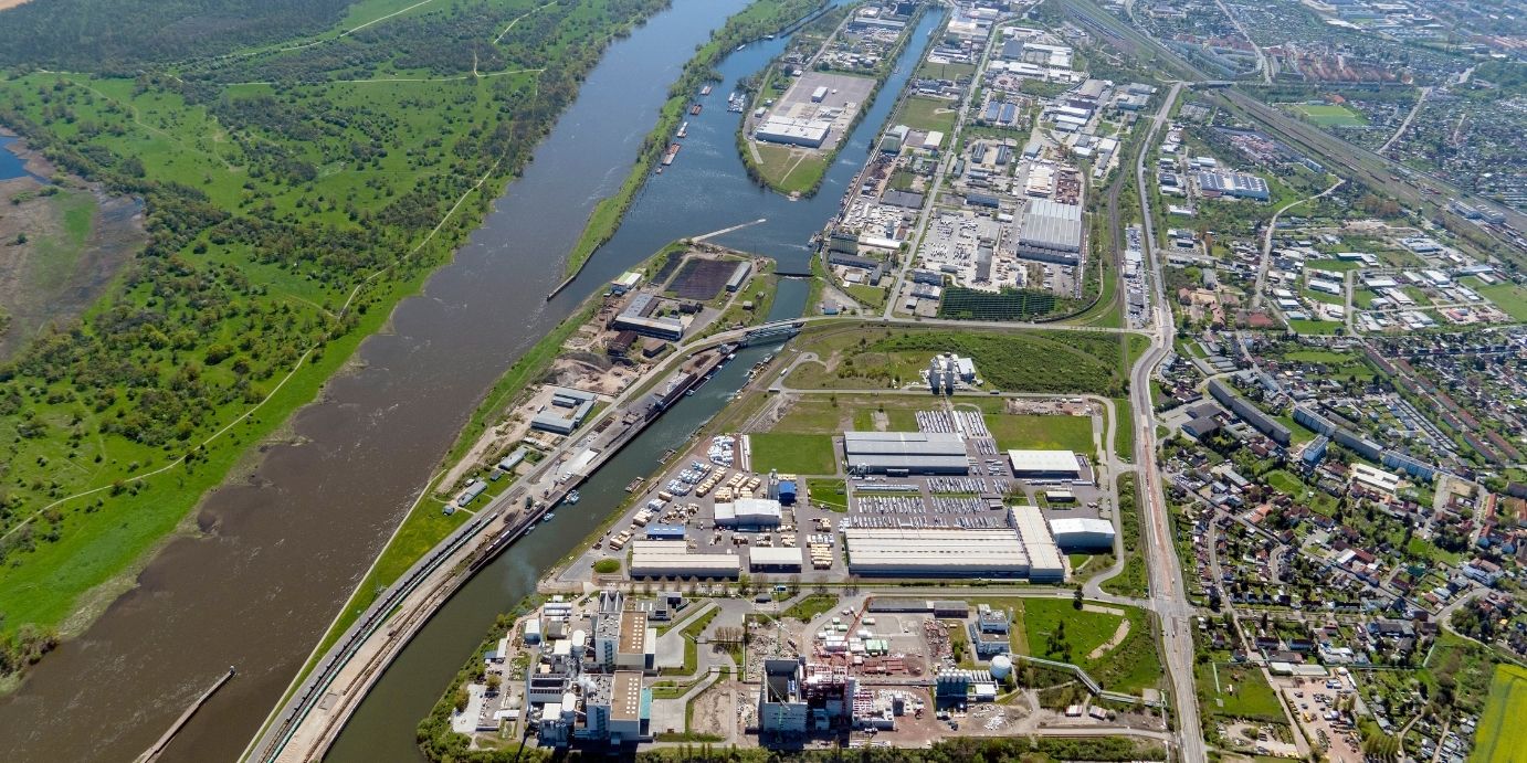 Luftansicht GVZ Magdeburg Hafen mit Containerterminal und trimodaler Anbindung.