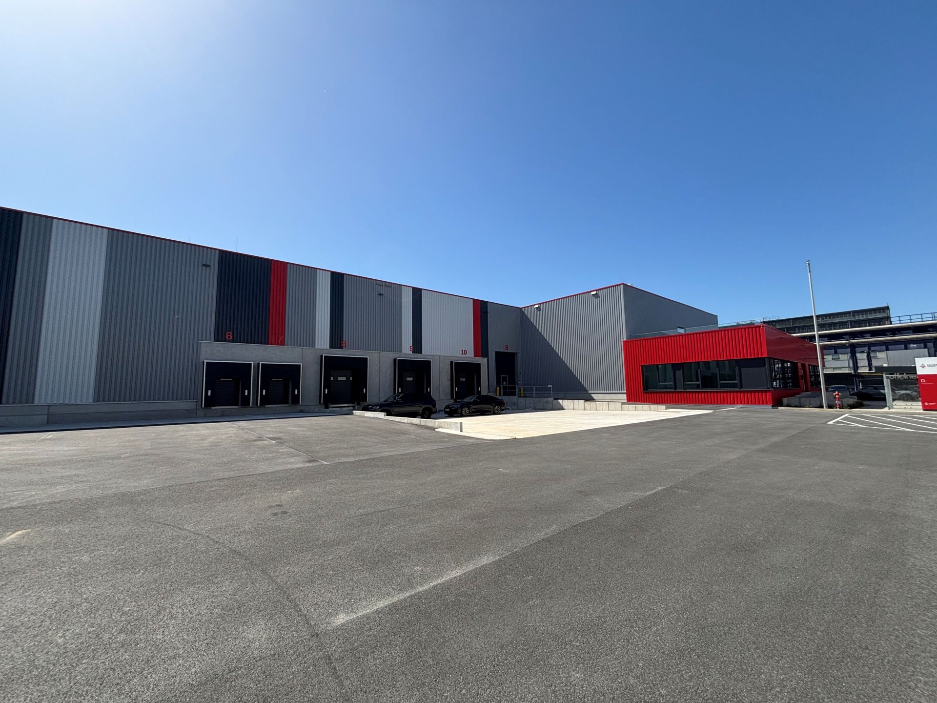 FlexCity Mülheim an der Ruhr: Neubau mit Logistik-, Hallen- und Büroflächen an der Mellinghofer Straße 55 / Kranbahnallee 12, an eLing GmbH vermietet durch REALOGIS, Eigentümerin Frasers Property
