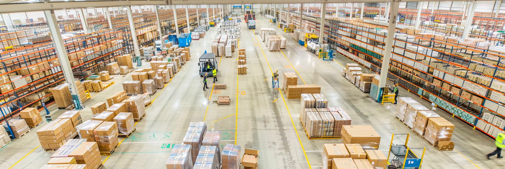 FIFO-Prinzip (First-In, First-Out). Das Bild zeigt den Prozessfluss von der Anlieferung über die Einlagerung bis zur Auslagerung und Auslieferung. Die Güter die als erstes eingelagert wurden, werden auch als erstes wieder ausgelagert.