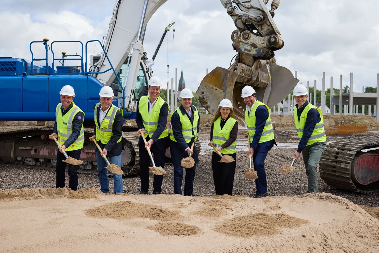 Spatenstich für das Brownfield-Projekt von Prologis in Dortmund: (v.l.): Marco Lohau (DDP, dörpinghaus divisek und partner), Joachim Sellau (Prologis), Björn Thiemann (Prologis), Alexander Kalouti (Oberbürgermeister von Dortmund), Kathrin Grunert (Prologis), Philipp Feige (Prologis) und Achim Schuster (Goldbeck)