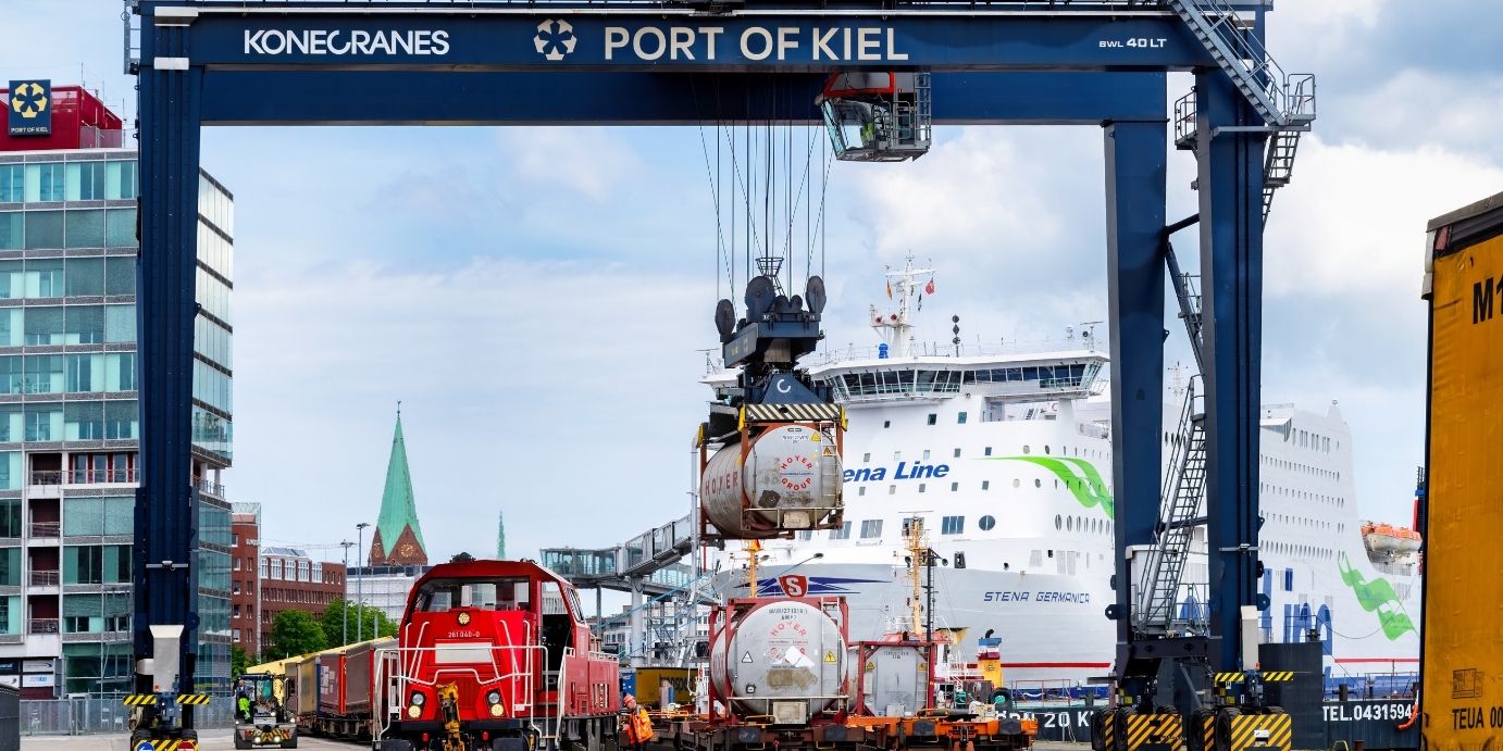 Luftbild Ostuferhafen Kiel mit trimodaler Umschlaganlage für Schiff, Bahn und Lkw im Güterverkehrszentrum.
