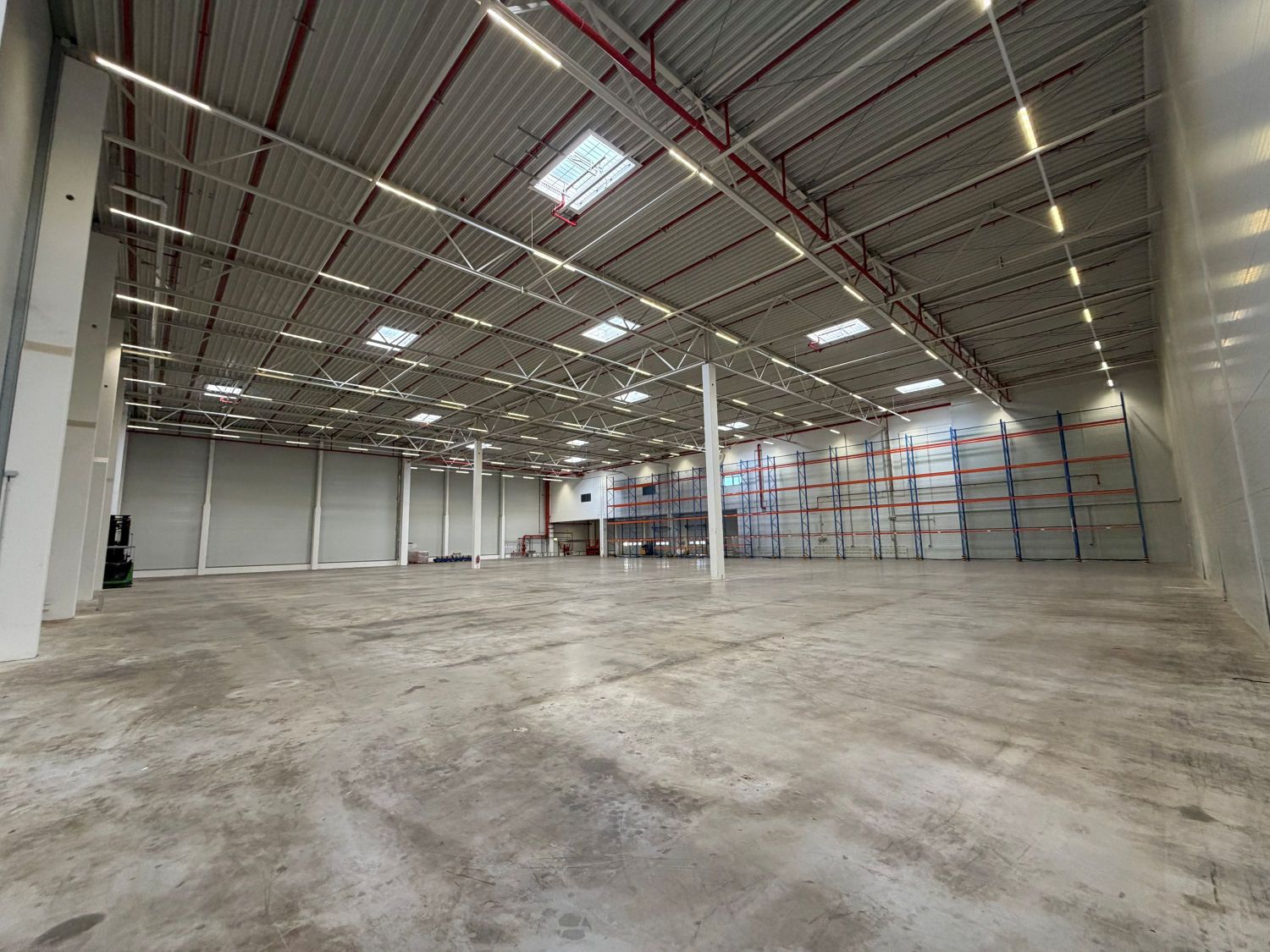 REALOGIS, DEAL, vermietet rund 3.200 m² Hallen- und Bürofläche im Rhein-Main-Gebiet in Flörsheim am Main, an OneWave GmbH, Eigentümerist die paneuropäische Industrieimmobilien-Investmentmanager Boreal IM