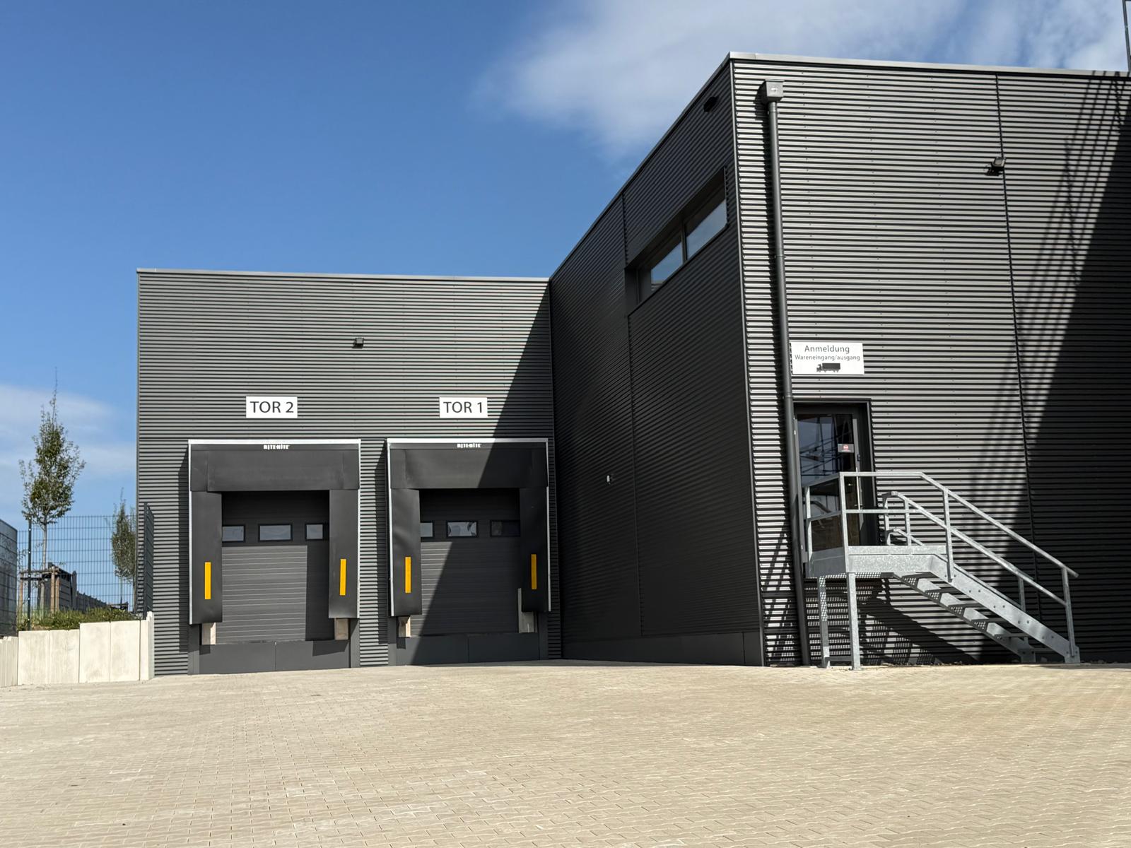 Moderne 2.500 m² Lager-/Produktionshalle | Lithium-Ionen Lagerung genehmigt | Rampen | Büro optional - MH90 – Gewerbehalle für Industrie | Handwerk | Service