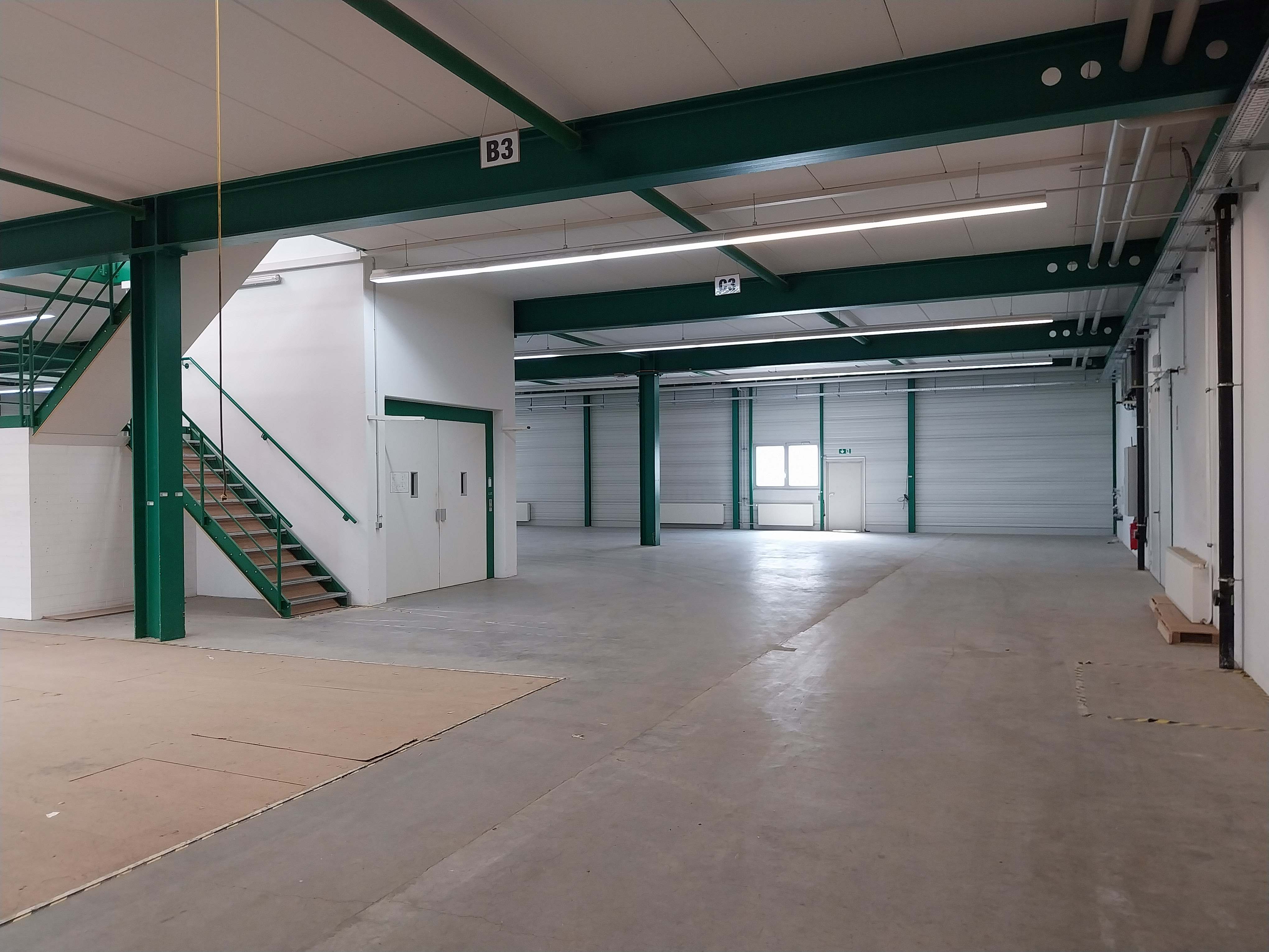 Moderne Lagerhalle, Bj.2004,2000m², 2- geschossig mit Aufzug, Rolltor und Schleuse für Be-Entladung - Bild 6 - Nic Grundstücksverwaltung GmbH&Co.KG