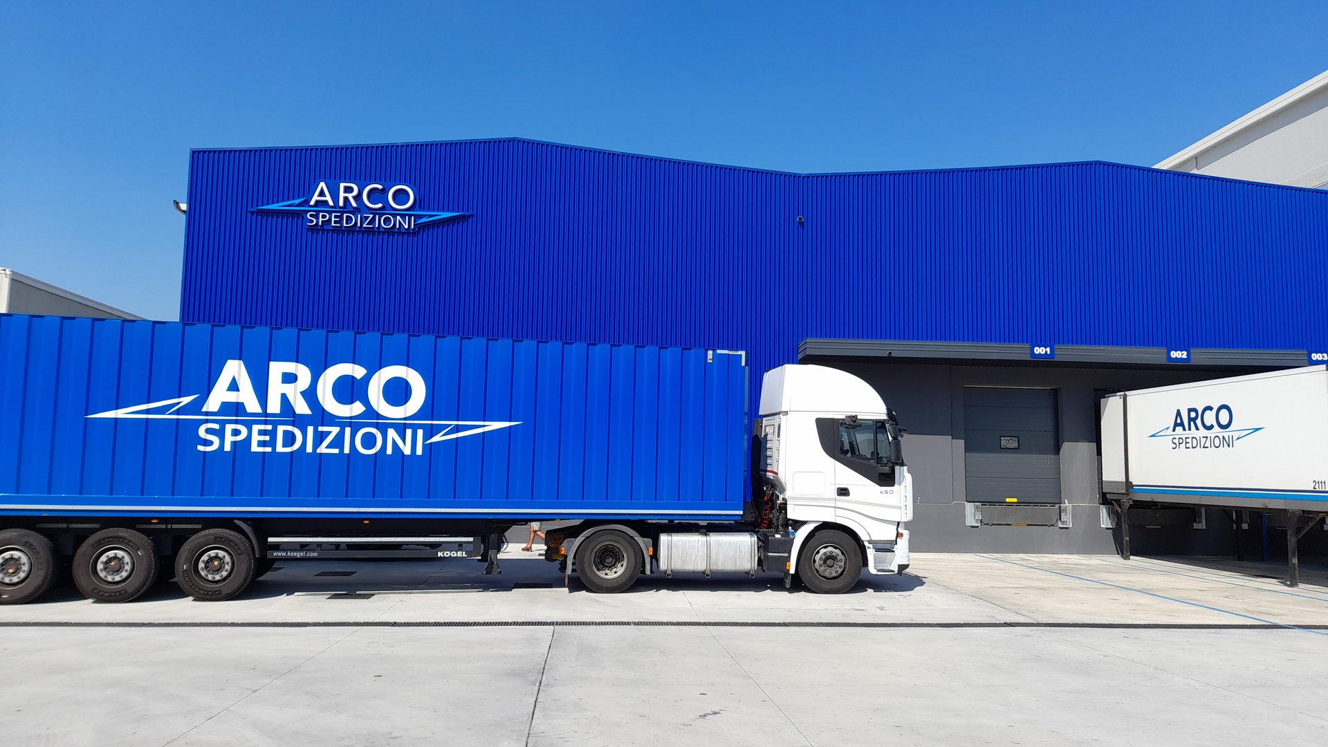 Arco Spedizioni Logistikzentrum in Monza mit Laderampen und Lkw, Lagerkapazitäten und Spedition in der Lombardei, Italien