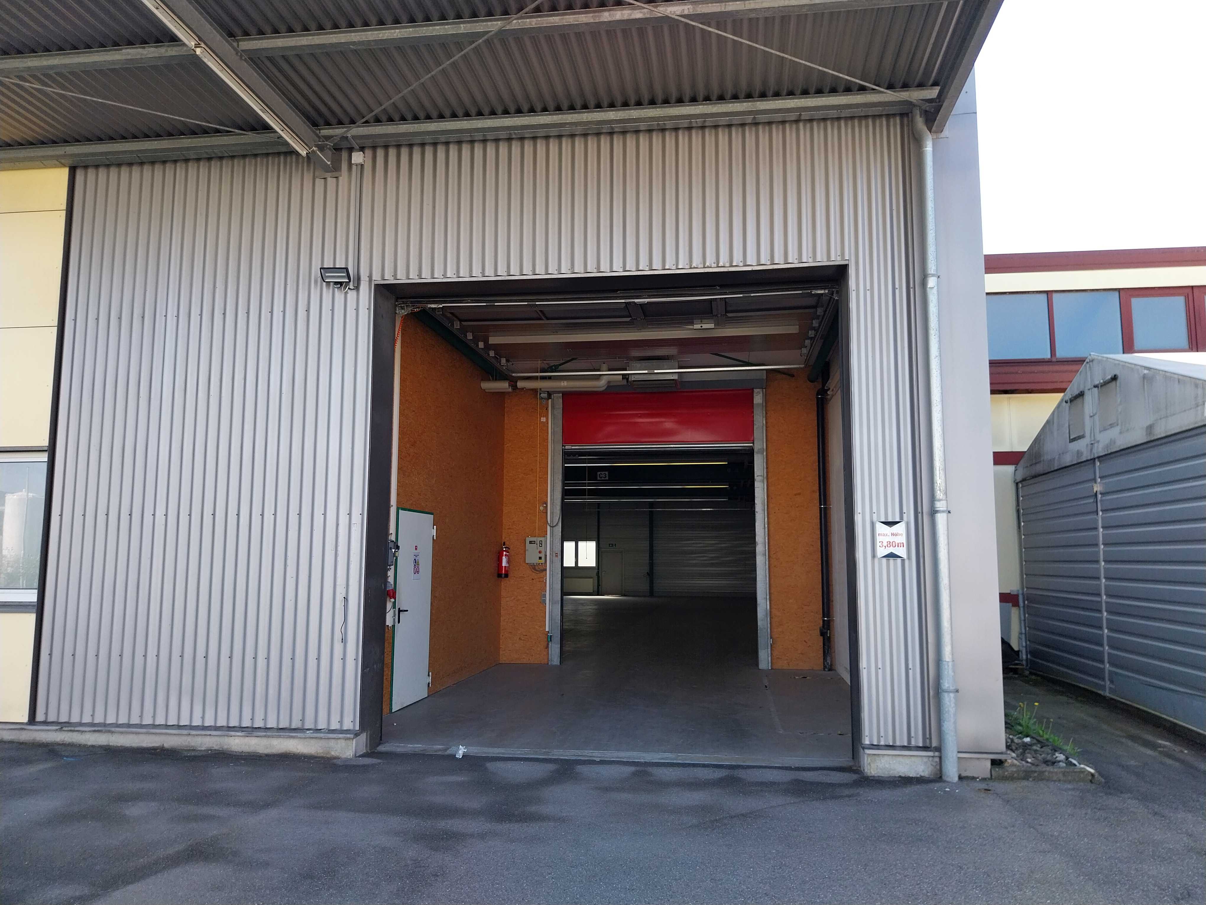 Moderne Lagerhalle, Bj.2004,2000m², 2- geschossig mit Aufzug, Rolltor und Schleuse für Be-Entladung - Nic Grundstücksverwaltung GmbH&Co.KG