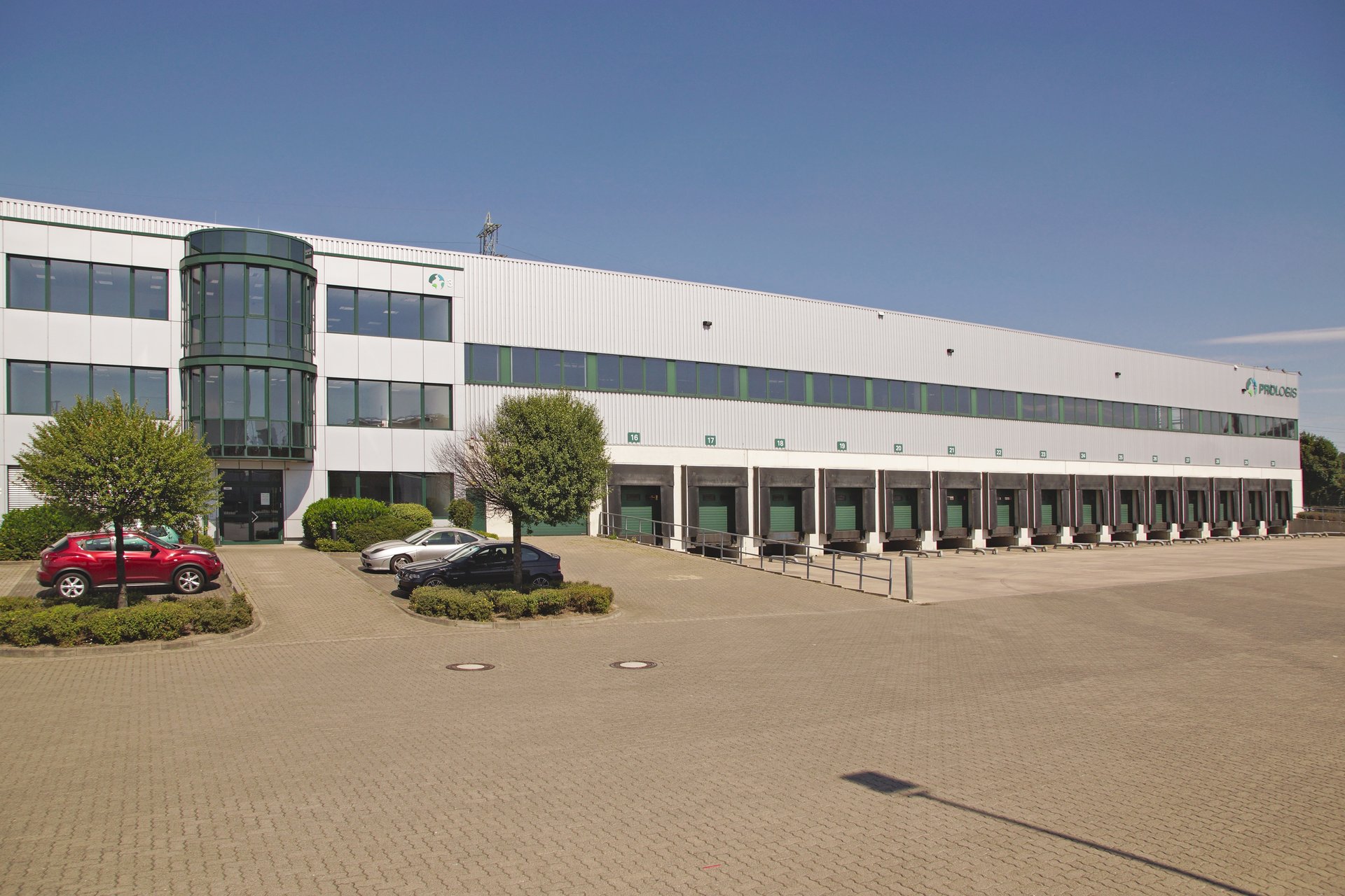 Logistikimmobilie Am Eifeltor 16-22 in Köln von Prologis mit Rampentoren, Lager- und Bürofläche der JCL Home Delivery Germany GmbH am GVZ Köln-Eifeltor