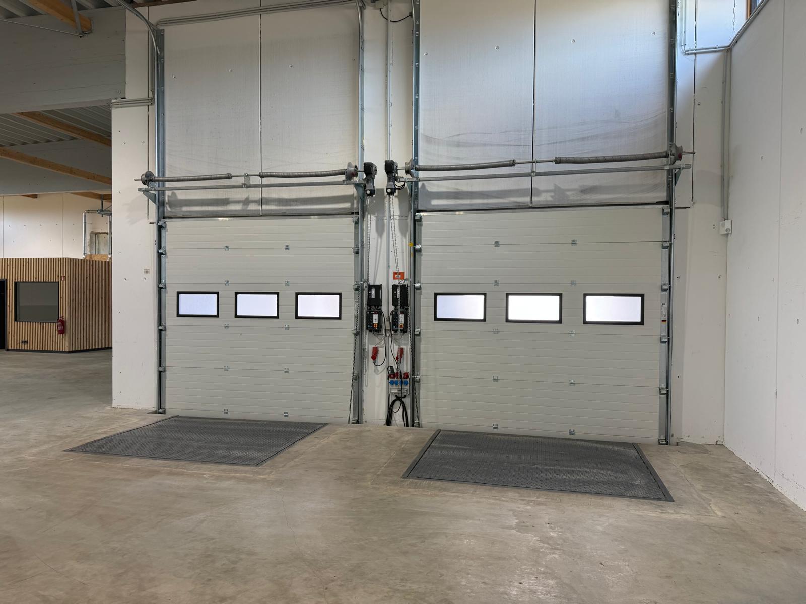 Moderne 2.500 m² Lager-/Produktionshalle | Lithium-Ionen Lagerung genehmigt | Rampen | Büro optional - Bild 2 - MH90 – Gewerbehalle für Industrie | Handwerk | Service Moderne 2.500 m² Lager-/Produktionshalle | Lithium-Ionen Lagerung genehmigt | Rampen | Büro optional - Bild 2 - MH90 – Gewerbehalle für Industrie | Handwerk | Service