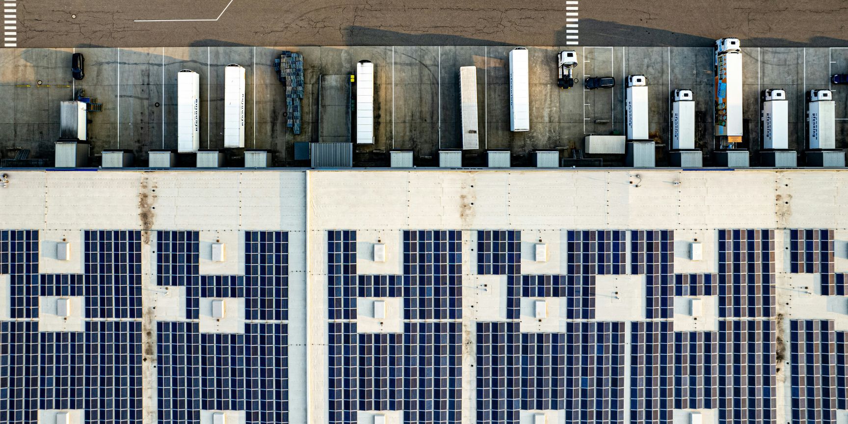 Logistics hall with photovoltaic modules Logistics hall with photovoltaic modules