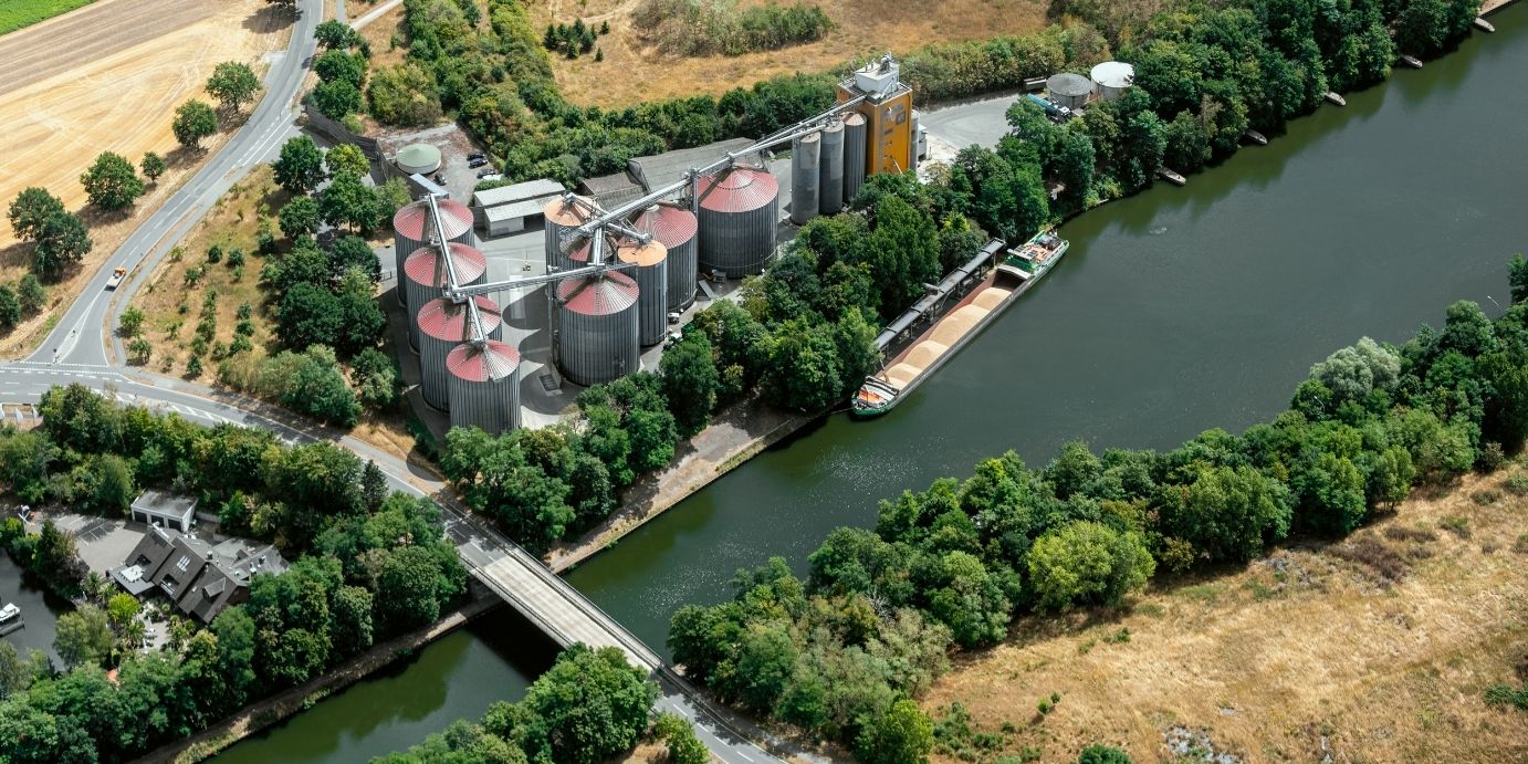 Luftaufnahme von Salzgitter: Wasserstraße, Güterzug Salzgitter, Hallen Salzgitter und Logistikflächen