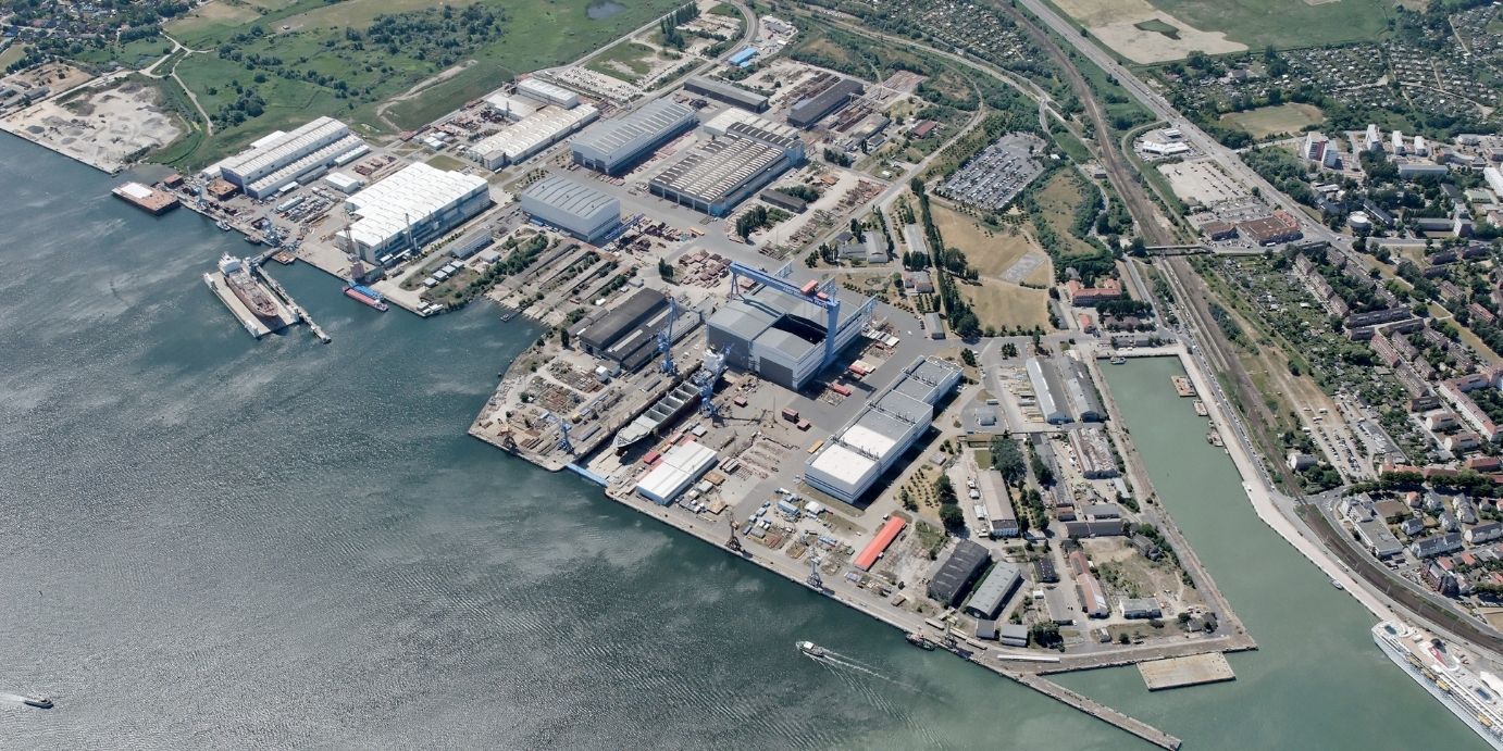 Luftbild GVZ Rostock und Überseehafen mit trimodaler Anbindung (Schiff, Bahn, Lkw) und Containerterminal.