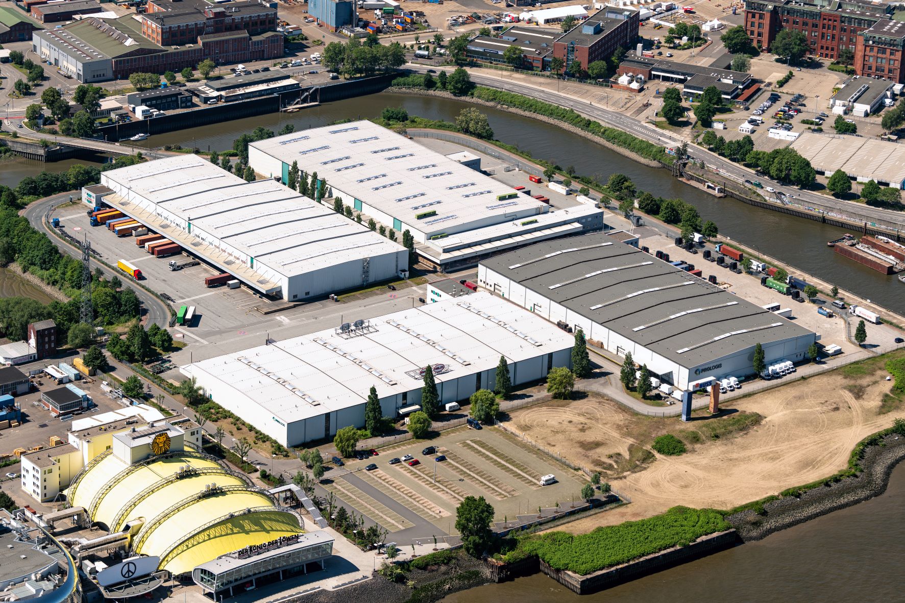 Luftbild Prologis Park Hamburg-Steinwerder DC1 im Hamburger Hafen: Logistikhallen mit Rampentoren, in denen TSIT GmbH rund 8.600 m² Lager- und Distributionsfläche mietet