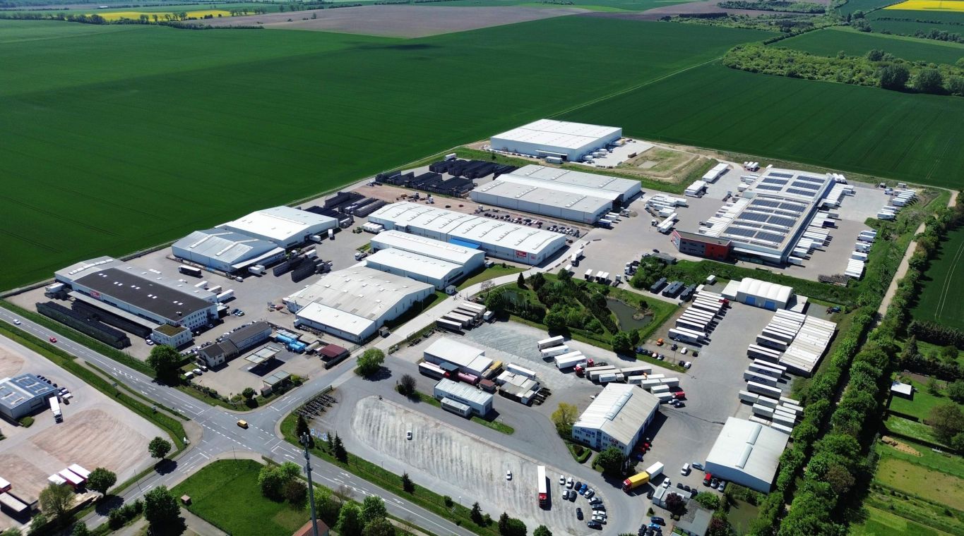 Der Hauptsitz von Krage & Gerloff in Schwanebeck. Gemeinsam mit dem zweiten Standort in Magdeburg soll er unter dem Dach der Geis Gruppe langfristig weiterentwickelt werden. Quelle: Krage & Gerloff Logistik GmbH