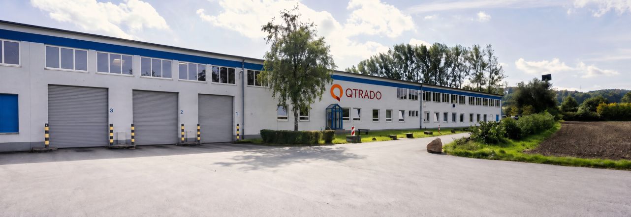 QTRADO mietet in Bielefeld zusätzliche Lagerfläche an, die durch die Logivest GmbH vermittelt wurde. Die Halle der Fixemer Real Estate Gruppe verfügt über mehrere ebenerdige Tore, Rampen sowie eine Höhe von sechs Metern UKB. Copyright: Fixemer Real Estate Gruppe. 