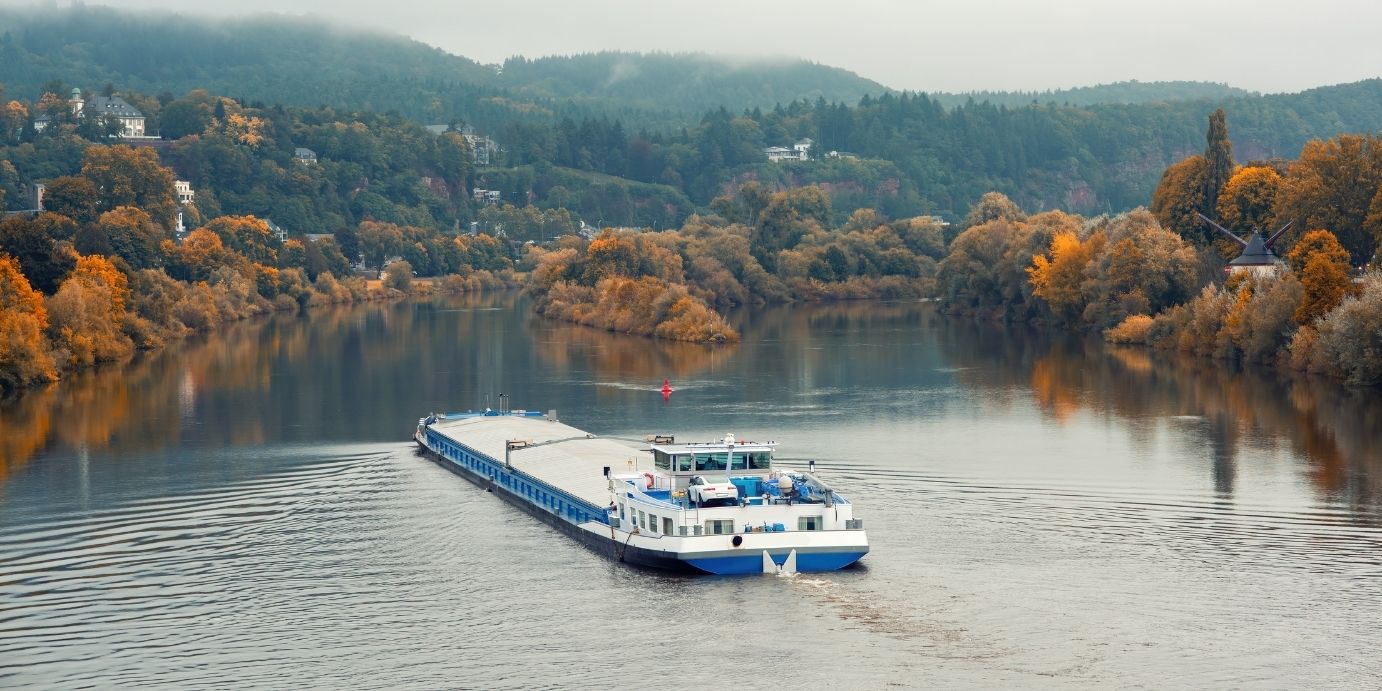 Gütermotorschiff auf der Mosel bei Trier im Bereich des trimodalen Güterverkehrszentrum GVZ Hafen Trier