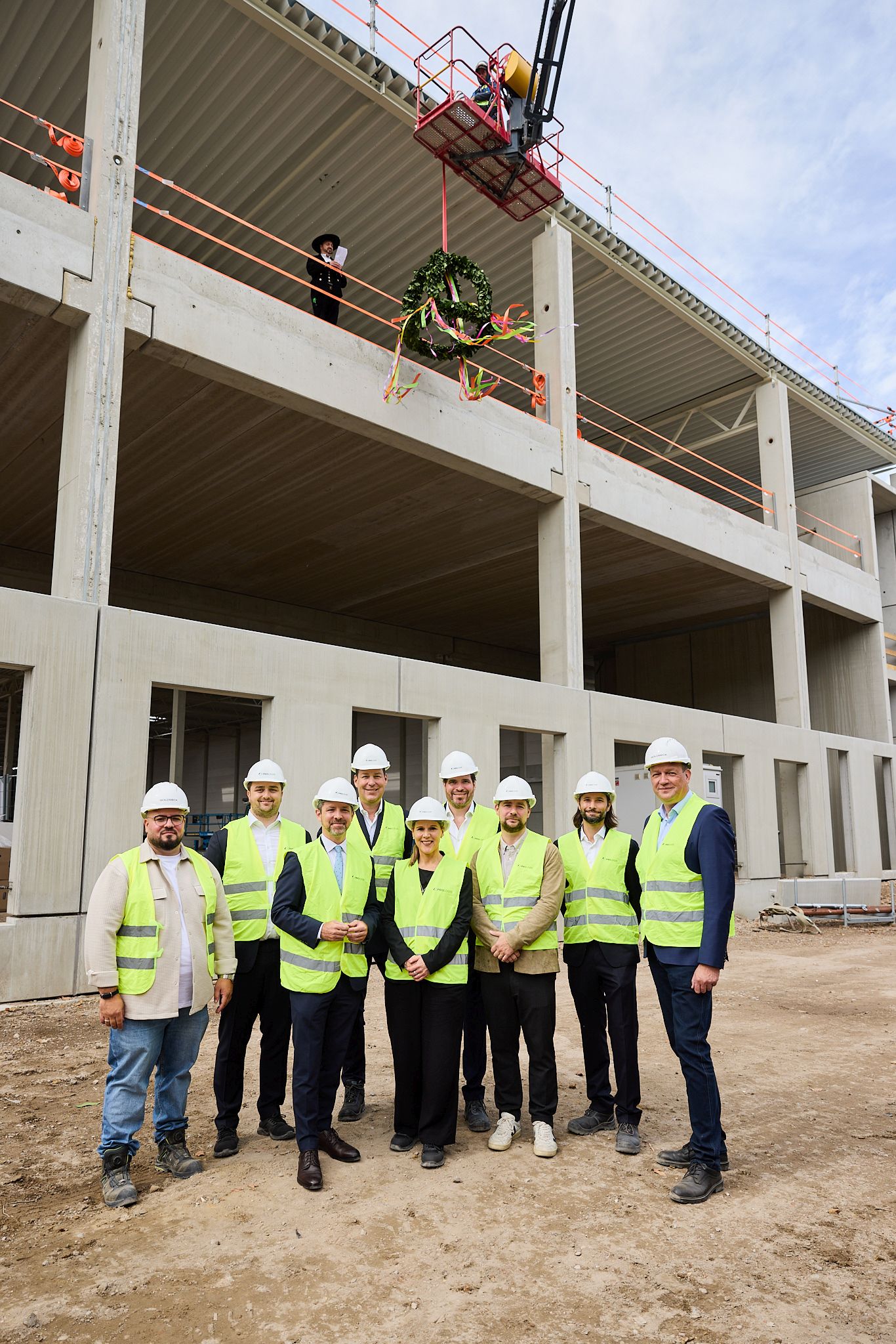 Richtfest für den Gewerbepark von Prologis in Berlin-Weißensee: (v.l.) Juan Brunke (Goldbeck), Hannes Möller (Prologis), Dr. Severin Fischer (Staatssekretär), Björn Thiemann (Prologis), Kathrin Grunert (Prologis), Philipp Feige (Prologis), August Ullrich (O'Donnell), David Gutmann (Prologis) und Maik Köpke (Goldbeck) Bildmaterial (©Prologis)