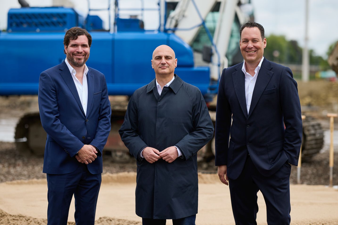 Alexander Kalouti, Oberbürgermeister von Dortmund (Mitte) gemeinsam mit Björn Thiemann (rechts) und Philipp Feige (links) von Prologis beim Baustart für den Logistik-, Gewerbe- und Leichtindustriepark in Dortmund
