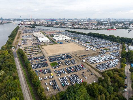BLG LOGISTICS, Der BLG AutoTerminal Hamburg auf der Kattwyk-Halbinsel mit dem zentral gelegenen Baufeld für die neue Multifunktionshalle.