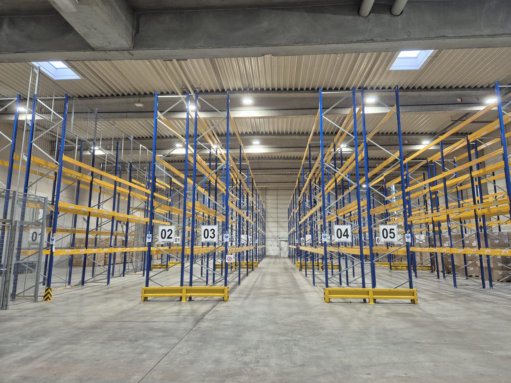 Modernes Hochregallager mit europaweiten Palettenversand - Adam Blodt Spedition und Dienstleistungen GmbH & Co. KG