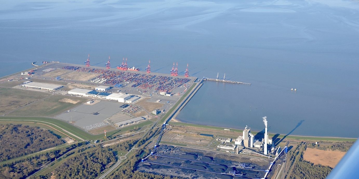 Luftaufnahme von JadeWeserPort Güterverkehrszentrum, Wasserstraßen JadeWeserPort, Hallen JadeWeserPort und Logistikflächen