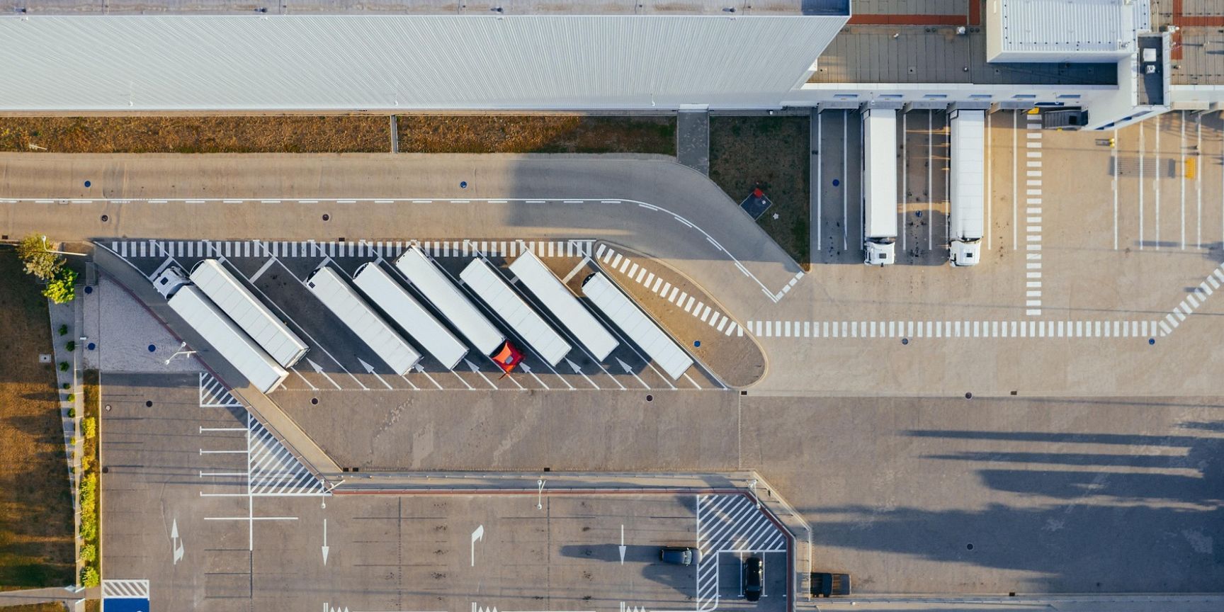 LKW-Rampe im Verladebereich, Warenausgang mit Transportlogistik an der Rampe LKW-Rampe im Verladebereich, Warenausgang mit Transportlogistik an der Rampe
