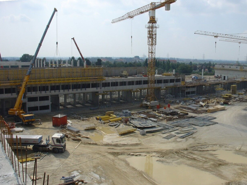 Rohbau der Logistikhalle von Gebrüder Weiss in Maria Lanzendorf während der Bauphase
