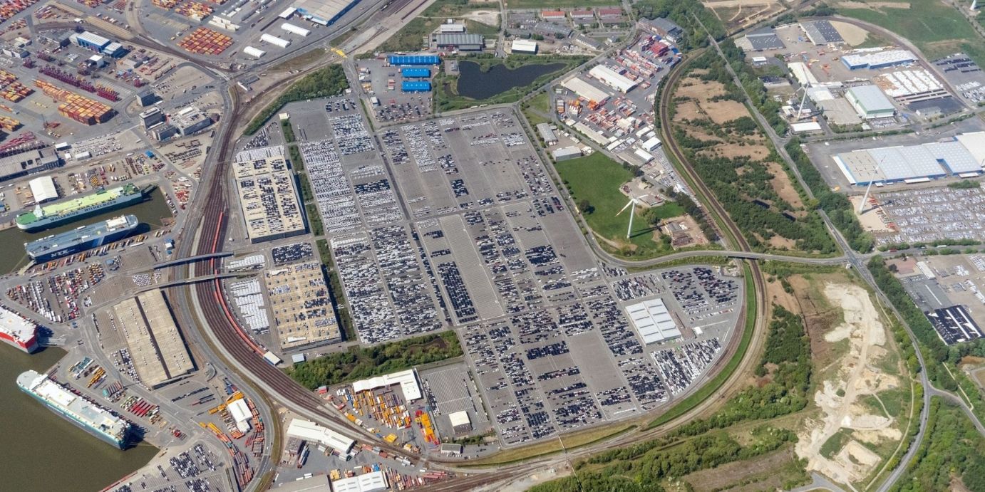 Luftaufnahme des Güterverkehrszentrums (GVZ) Bremen, das als Europas führender Logistik-Hub mit trimodaler Anbindung an Straße, Schiene und Wasser gilt.