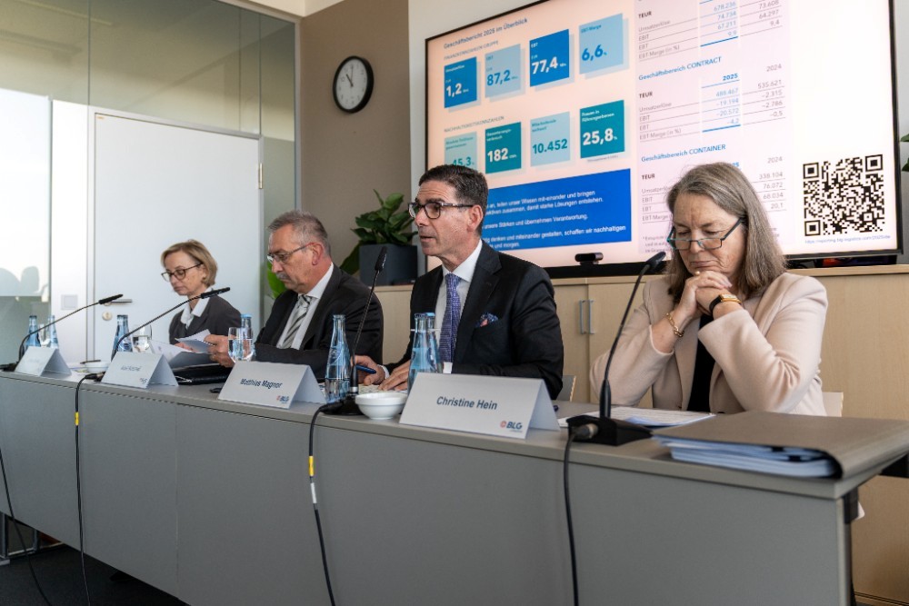 Der Vorstand der BLG LOGISTICS GROUP AG & Co. KG. Von links: Ulrike Riedel, Personalvorstand & Arbeitsdirektorin; Axel Krichel, Vorstandsmitglied & Chief Operating Officer (COO); Matthias Magnor, Vorstandsvorsitzender sowie Christine Hein, Finanzvorstand