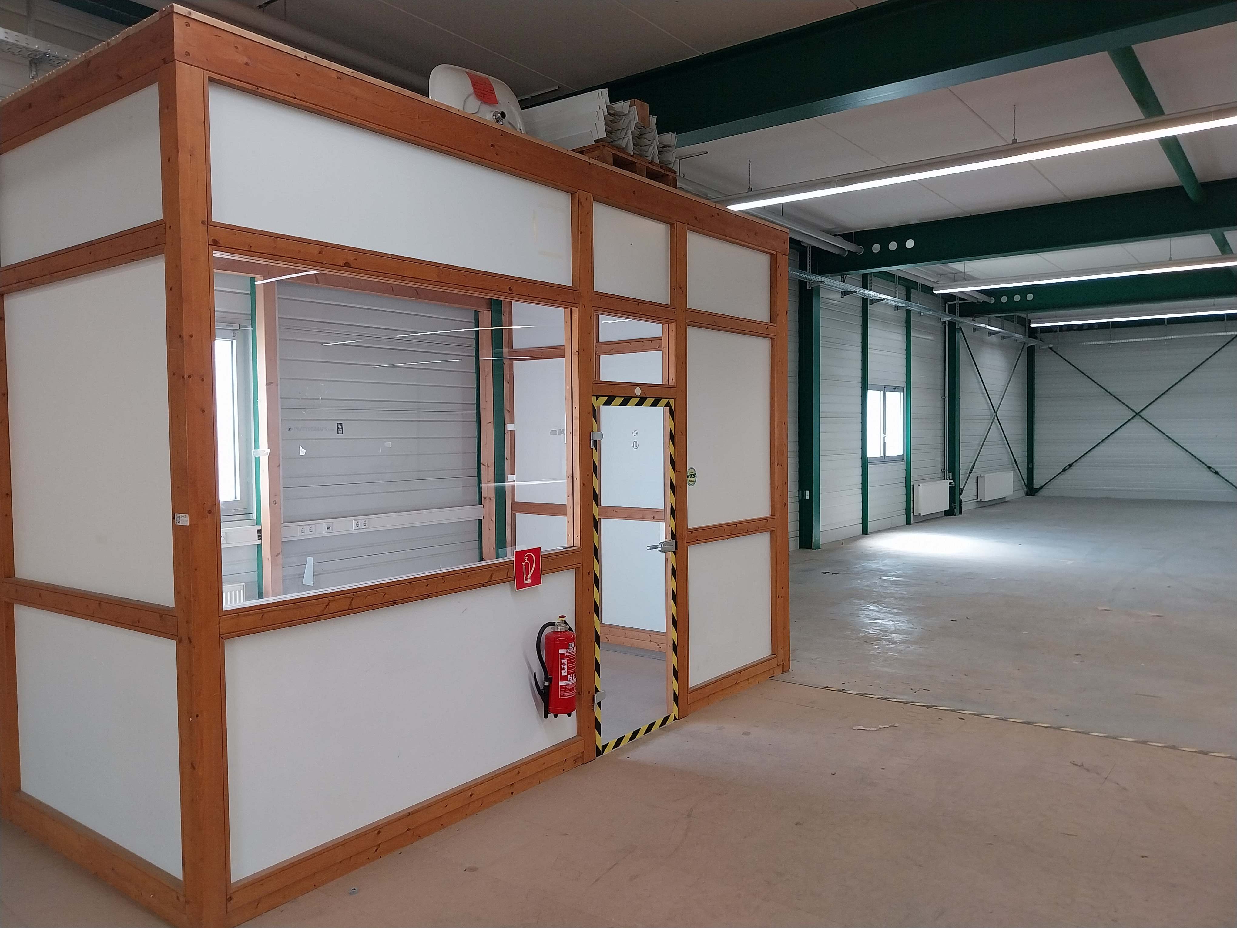 Moderne Lagerhalle, Bj.2004,2000m², 2- geschossig mit Aufzug, Rolltor und Schleuse für Be-Entladung - Bild 4 - Nic Grundstücksverwaltung GmbH&Co.KG