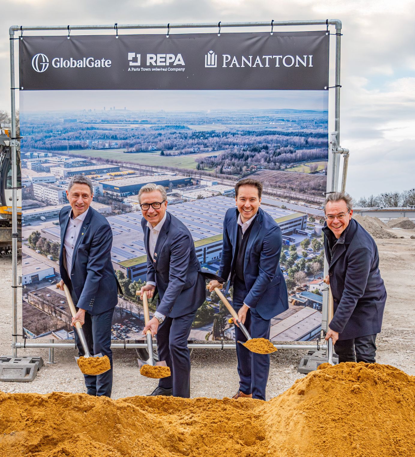Panattoni, von links nach rechts: Christoph Böck, Erster Bürgermeister der Stadt Unterschleißheim, Alexander Wiegand, CEO von REPA, Fabio Kirchgeßner, Managing Director Panattoni Germany, Michal Schmitt, Sachgebietsleiter Wirtschaftsförderung der Stadt Unterschleißheim; Foto: Panattoni 
