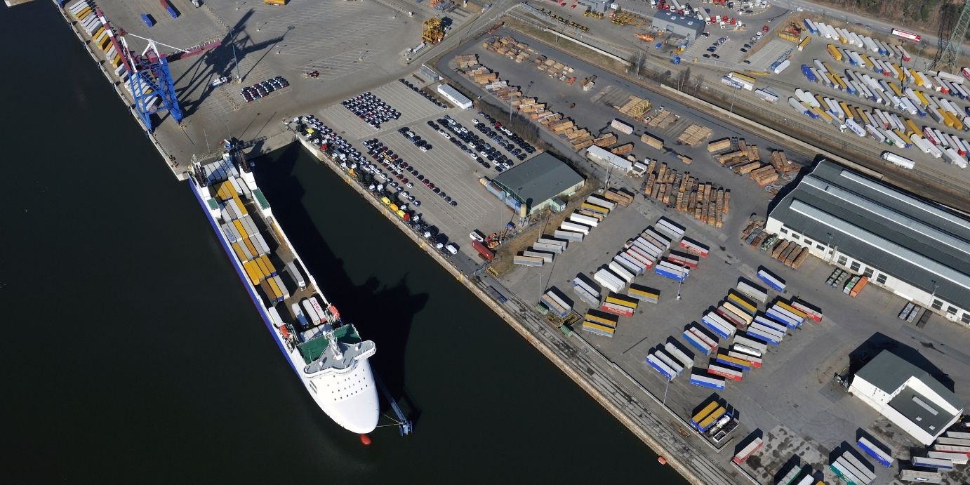 Luftansicht des GVZ Lübeck Skandinavienkai mit trimodaler Anbindung (Schiff, Schiene, Lkw) und Logistikimmobilien.