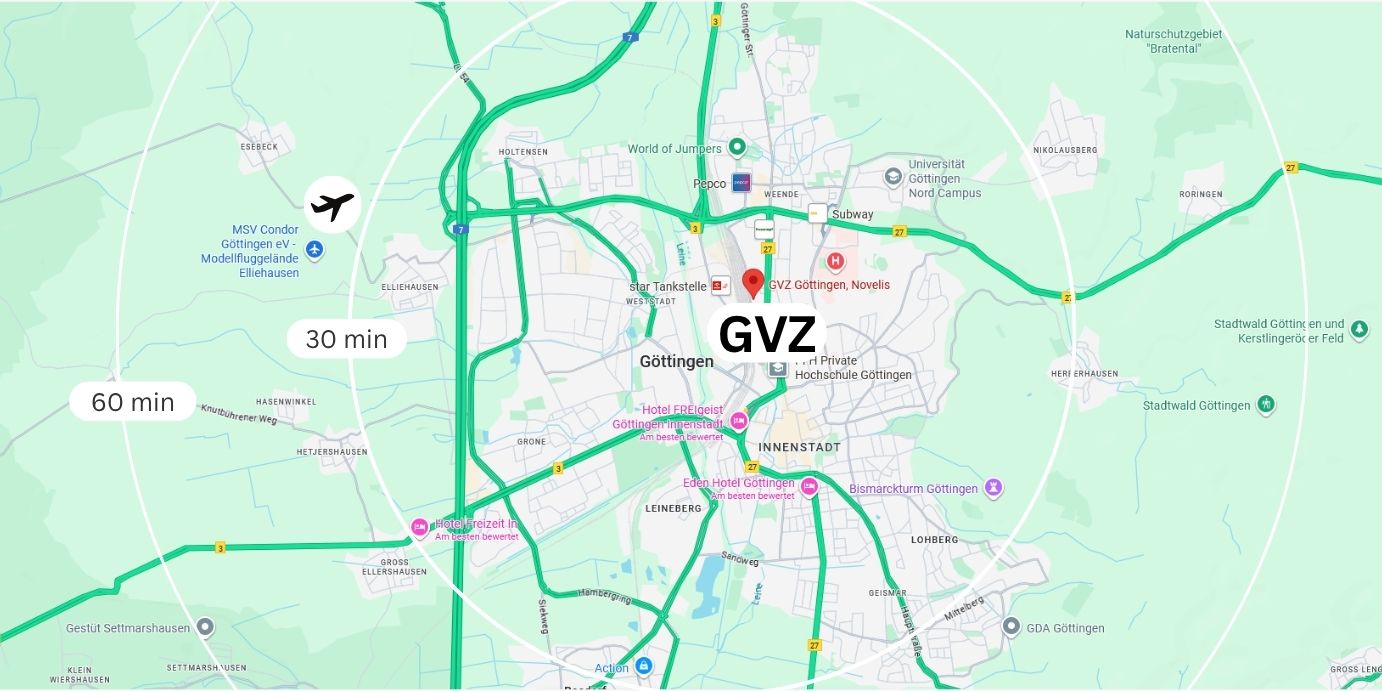Güterverkehrszentrums (GVZ) Göttingen, die die großen Logistikhallen, denContainerterminal für den Kombinierten Verkehr und die unmittelbare Nähe zurAutobahn A7 veranschaulicht.