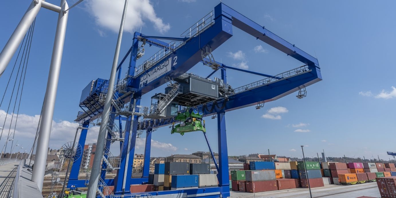 Luftaufnahme des Güterverkehrszentrums (GVZ) Hof mit dem bimodalen KV-Terminal von Contargo und den Schienen- und Straßenanbindungen in Oberfranken.