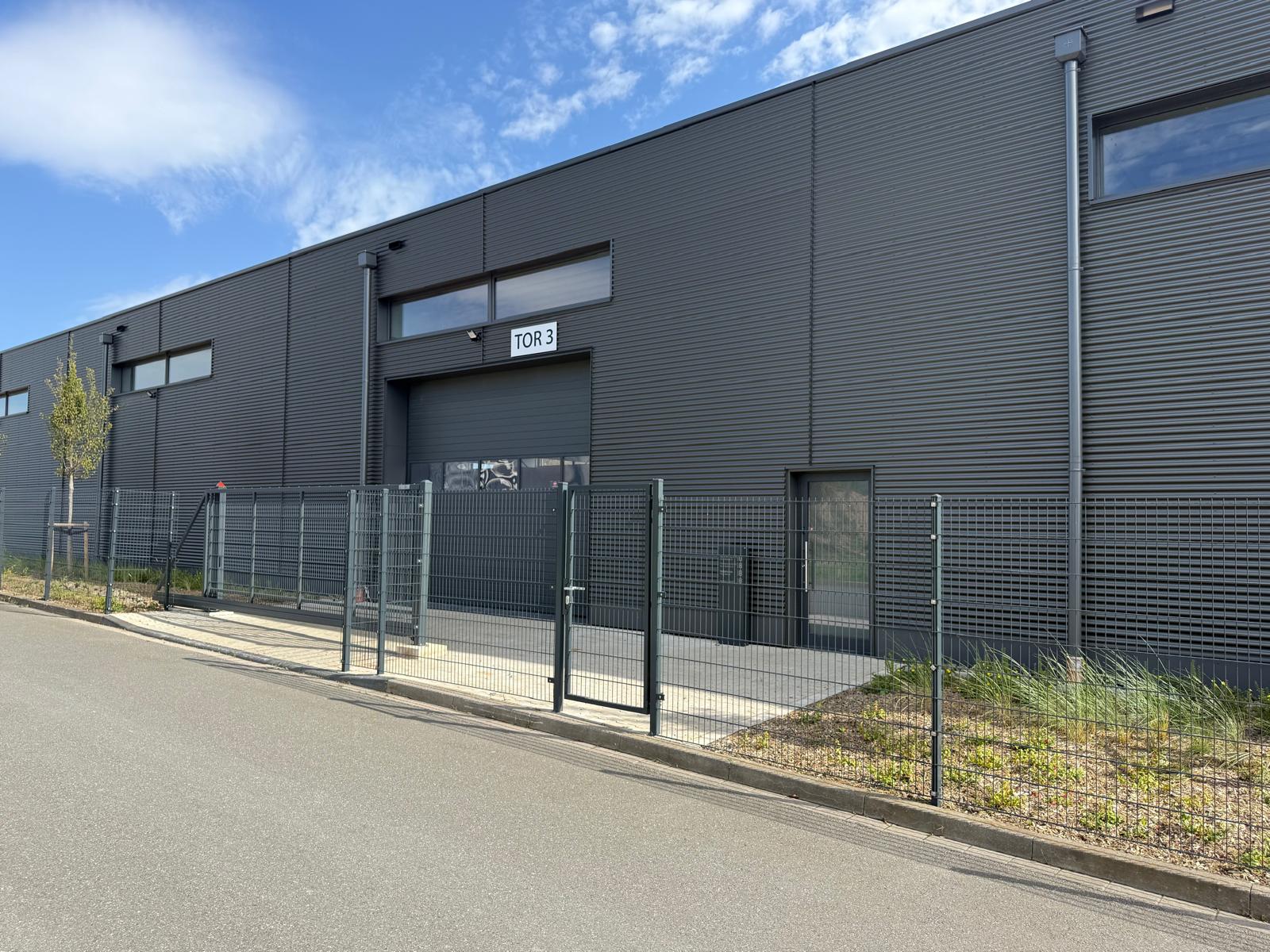 Moderne 2.500 m² Lager-/Produktionshalle | Lithium-Ionen Lagerung genehmigt | Rampen | Büro optional - Bild 8 - MH90 – Gewerbehalle für Industrie | Handwerk | Service Moderne 2.500 m² Lager-/Produktionshalle | Lithium-Ionen Lagerung genehmigt | Rampen | Büro optional - Bild 8 - MH90 – Gewerbehalle für Industrie | Handwerk | Service