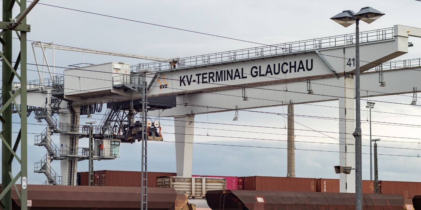 Luftaufnahme des Portalkrans im KV-Terminal des GVZ Südwestsachsen in Glauchau.