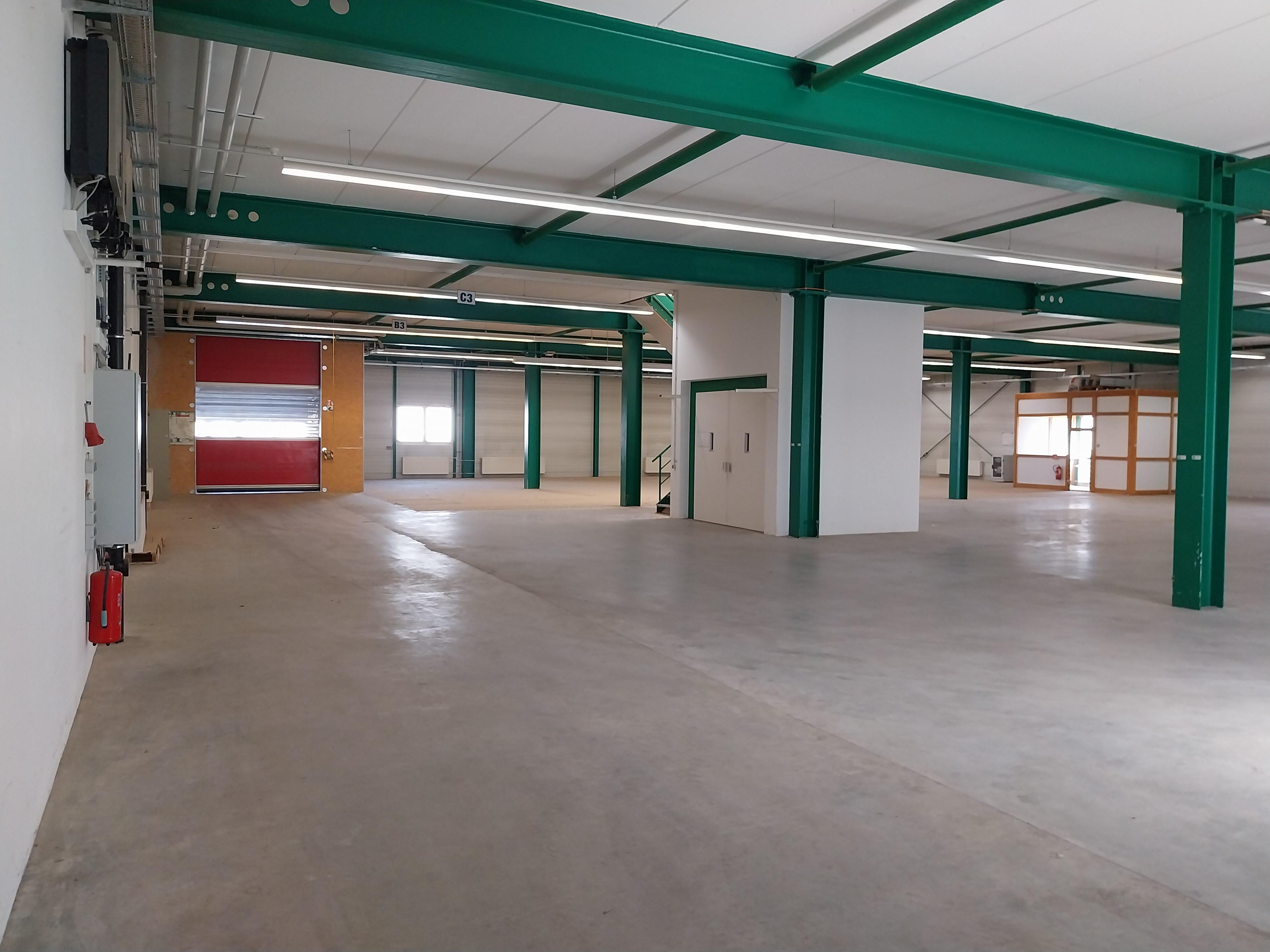 Moderne Lagerhalle, Bj.2004,2000m², 2- geschossig mit Aufzug, Rolltor und Schleuse für Be-Entladung - Bild 2 - Nic Grundstücksverwaltung GmbH&Co.KG