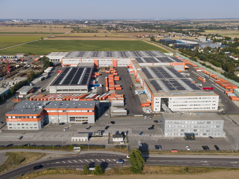 Luftbild des Logistikzentrums von Gebrüder Weiss in Maria Lanzendorf bei Wien mit Lagerhallen, Photovoltaik und Wechselbrücken