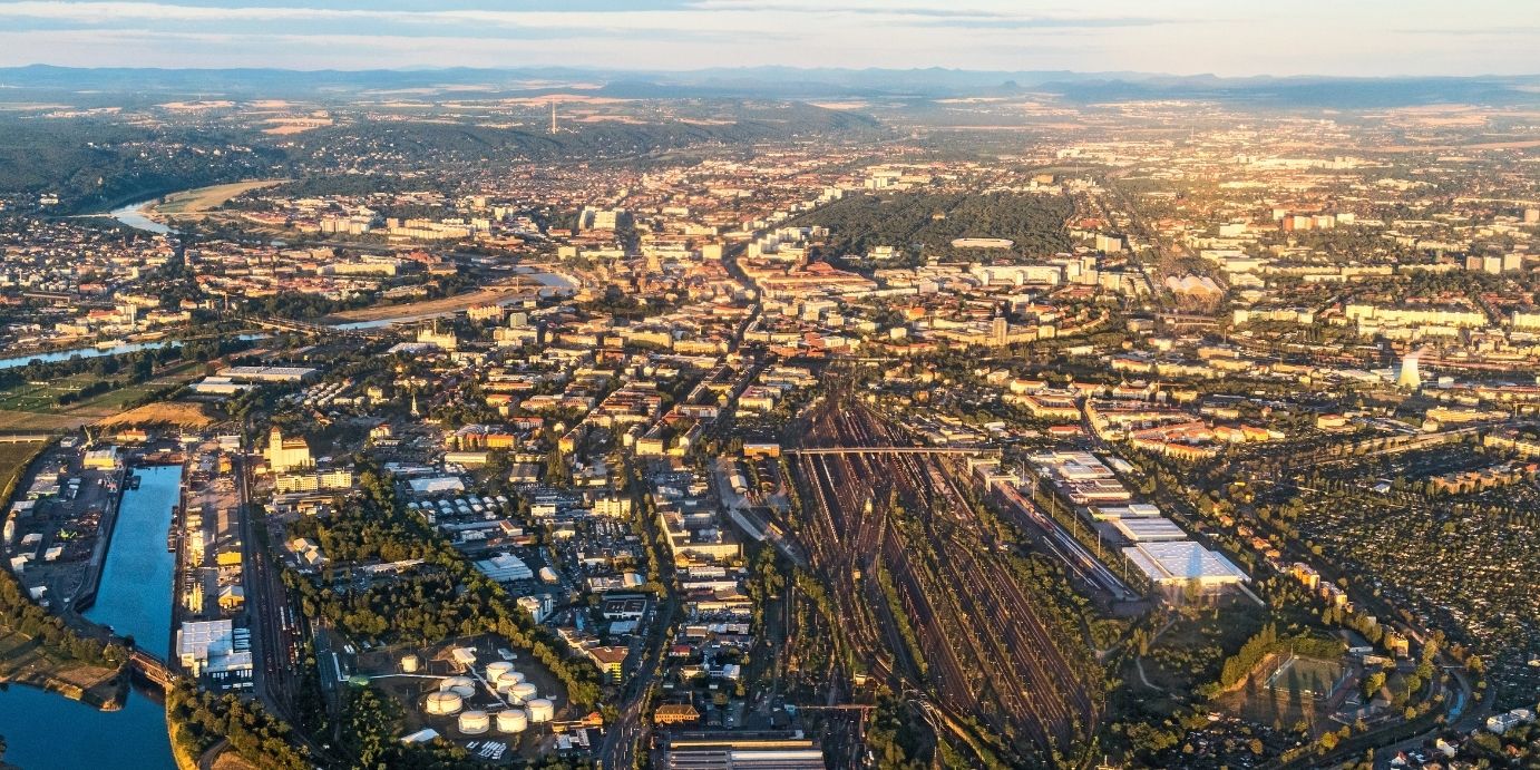 Aufnahme von Dresden: Wasserstraße, Güterzug Dresden, Hallen Dresden und Logistikflächen