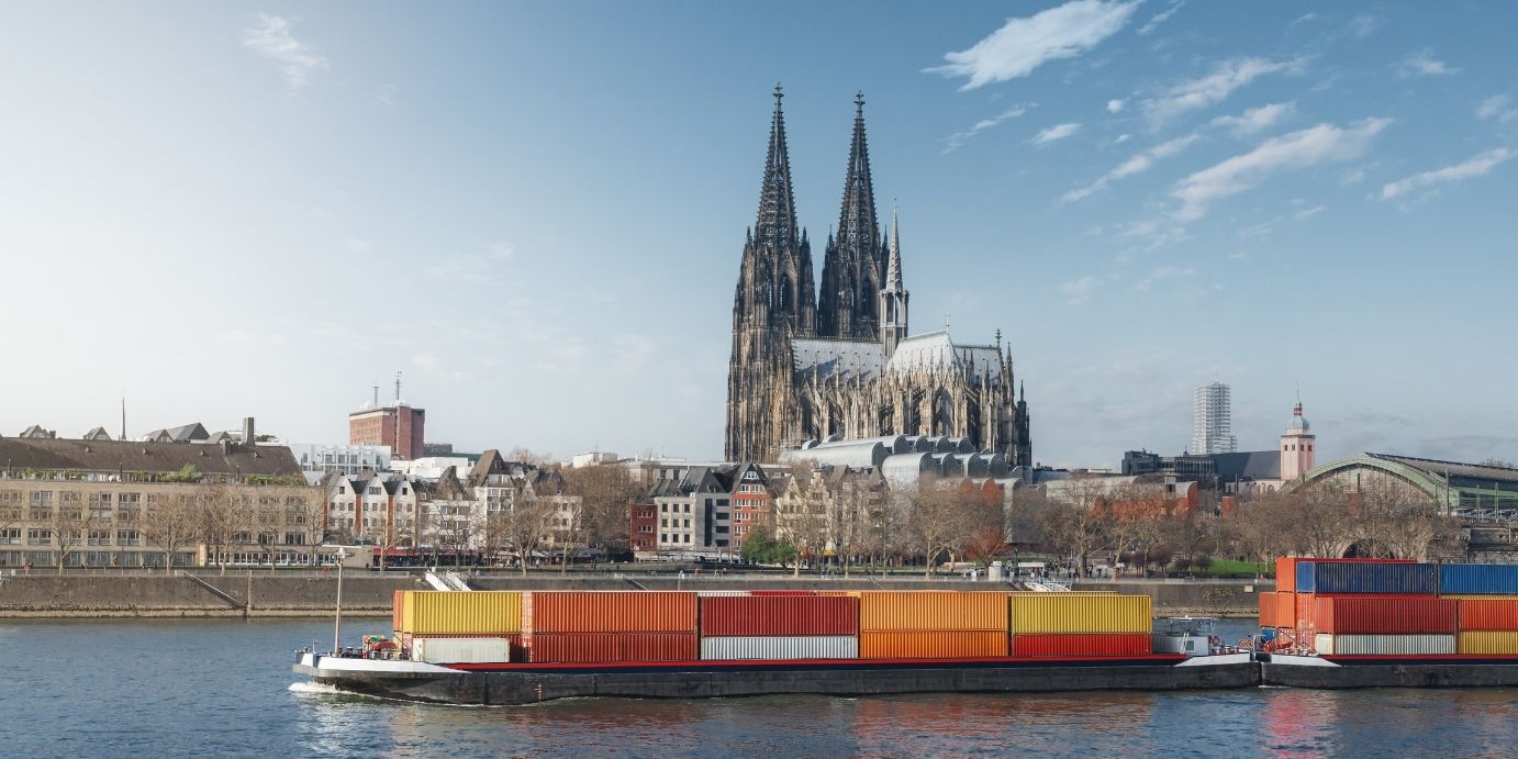 Bild des Güterverkehrszentrums (GVZ) Köln-Eifeltor, das als Europas führender Logistik-Hub mit trimodaler Anbindung an Straße, Schiene und Wasser gilt.