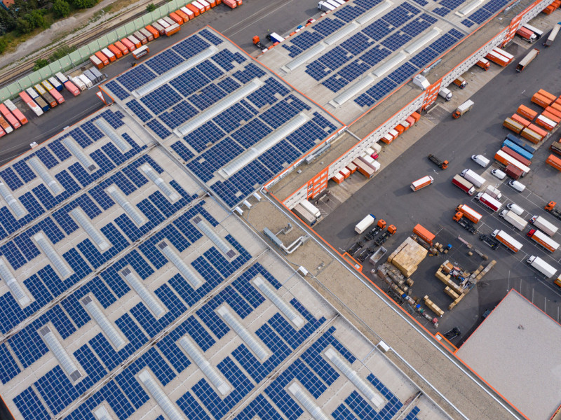 Photovoltaikanlage auf den Dächern des Logistikzentrums Gebrüder Weiss in Maria Lanzendorf
