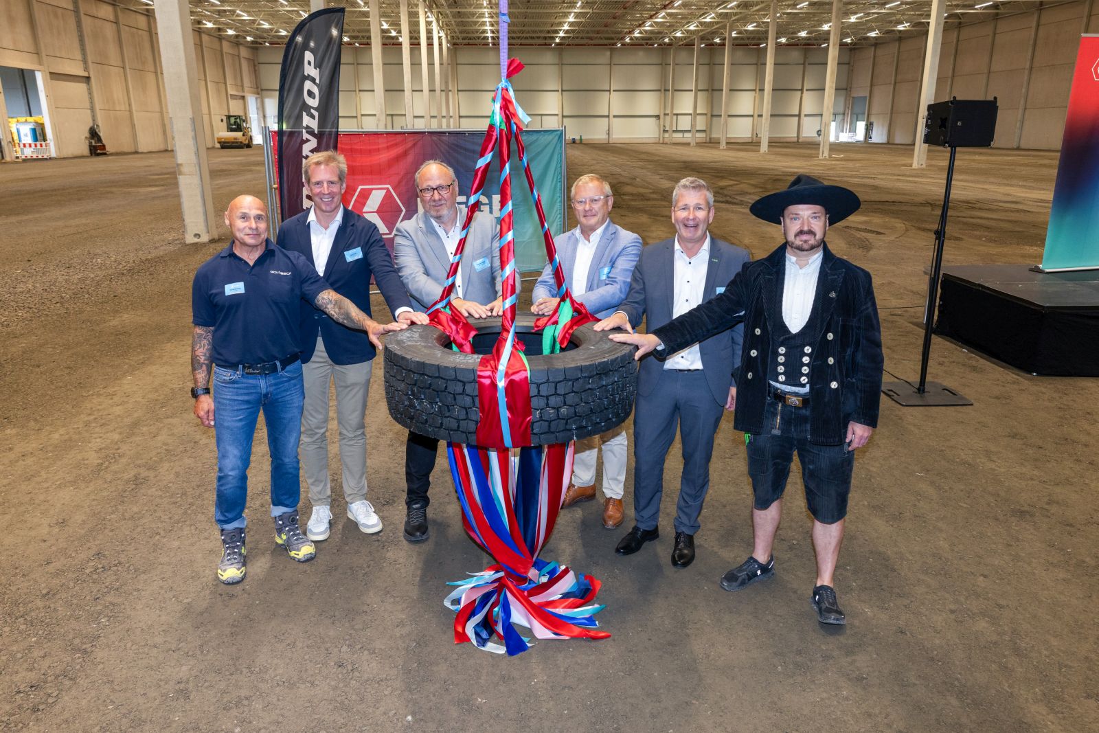 Reife(n)prüfung (v.l.n.r.): Daniel Rudolph (Bauleiter bei Goldbeck), Jens Fiege (Co-CEO von Fiege), Stephan Stenger (Head of Supply Chain & Operations bei Dunlop), Peter Scherbel (Vorstand bei Fiege), Dirk Oetzel (Bürgermeister der Stadt Hessisch Lichtenau) und Peter Daxenberger (Zimmermann) beim Richtfest für das neue Fiege-Logistikzentrum in Hessisch Lichtenau. (Foto: Fiege)